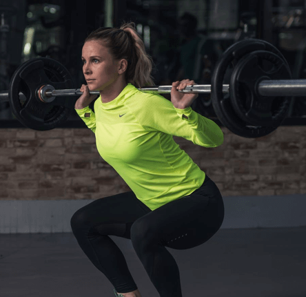 Súlyzós edzés rúddal mini fitness stúdióban